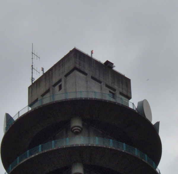 Op de hoek van de betonnenrand bij de buicam