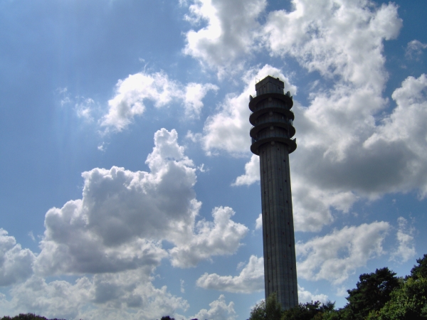 Een lelijke toren in een mooie lucht