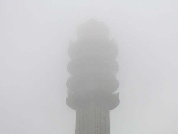 De toren gehuld in nevelen